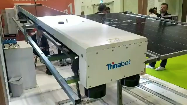 ربات تمیزکننده پنل‌های خورشیدی شرکت Trinabot بدون نیاز به آب و برق شهری